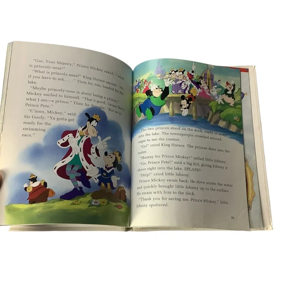 Disney Year Book 2005 Children's Book‎ Featuring Mickey Minnie Goofy Donald